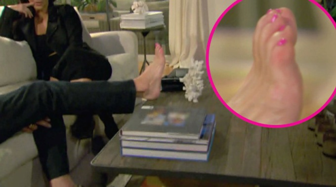 Bruce Jenner do Kim (pokazując różowe paznokcie u stóp):