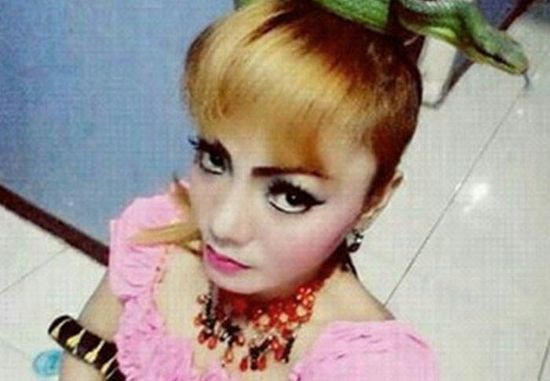 Tragiczna śmierć znanej piosenkarki! Na scenie ukąsiła ją... kobra Tragiczna śmierć znanej piosenkarki! Na scenie ukąsiła ją... kobra