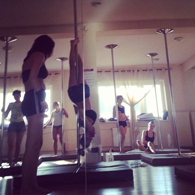 Marta Wierzbicka ćwiczy taniec na rurze (FOTO) Marta Wierzbicka ćwiczy taniec na rurze (FOTO)