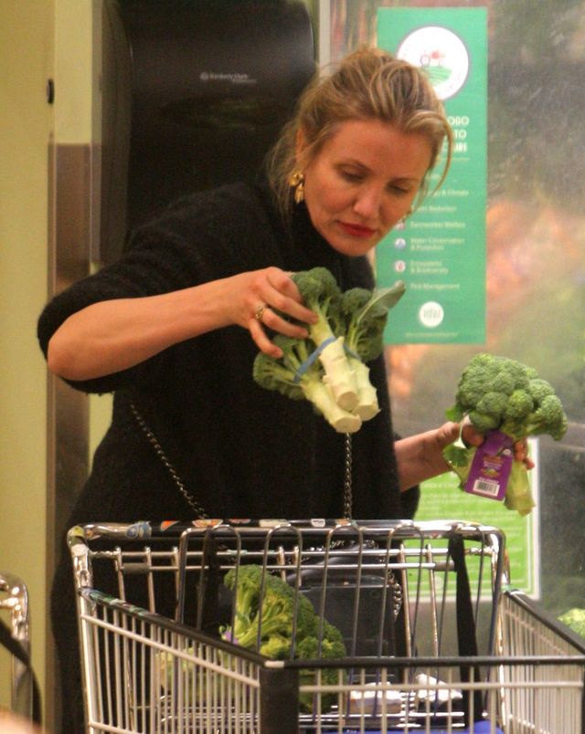 Cameron Diaz w wielkim skupieniu wybiera...