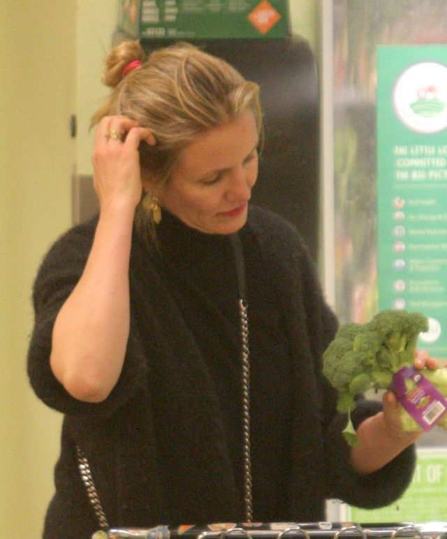 Cameron Diaz w wielkim skupieniu wybiera...