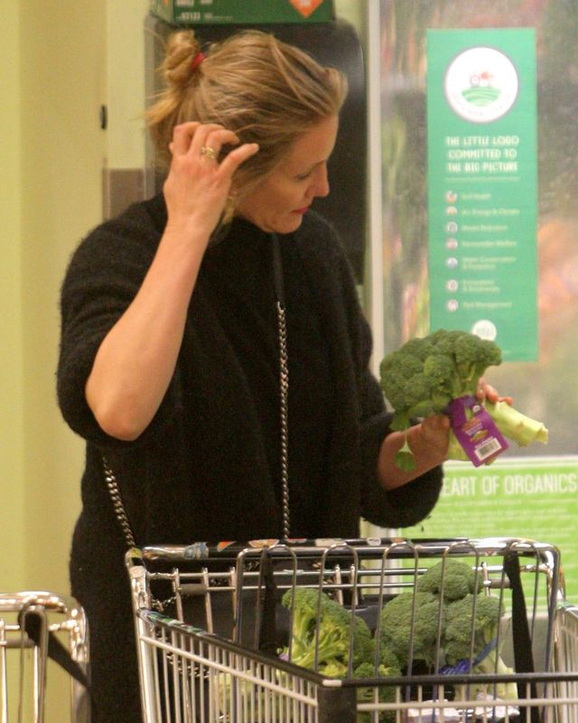 Cameron Diaz w wielkim skupieniu wybiera...