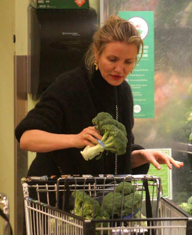 Cameron Diaz w wielkim skupieniu wybiera...