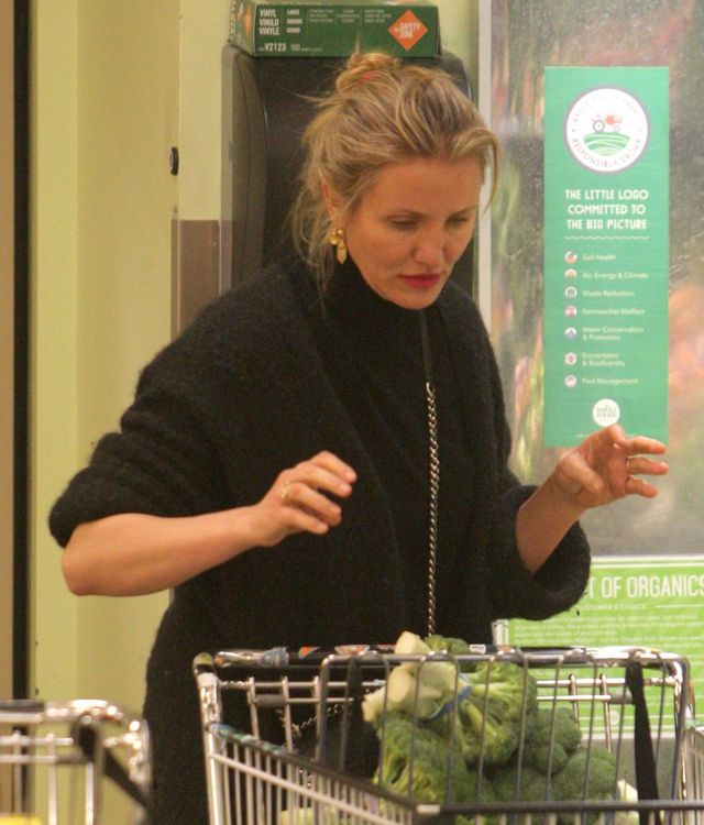 Cameron Diaz w wielkim skupieniu wybiera...