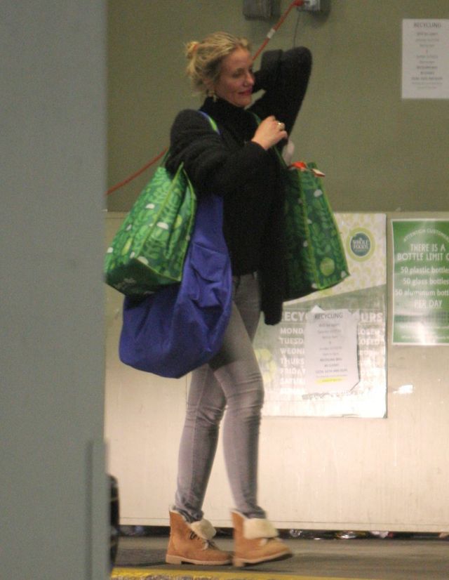 Cameron Diaz w wielkim skupieniu wybiera...