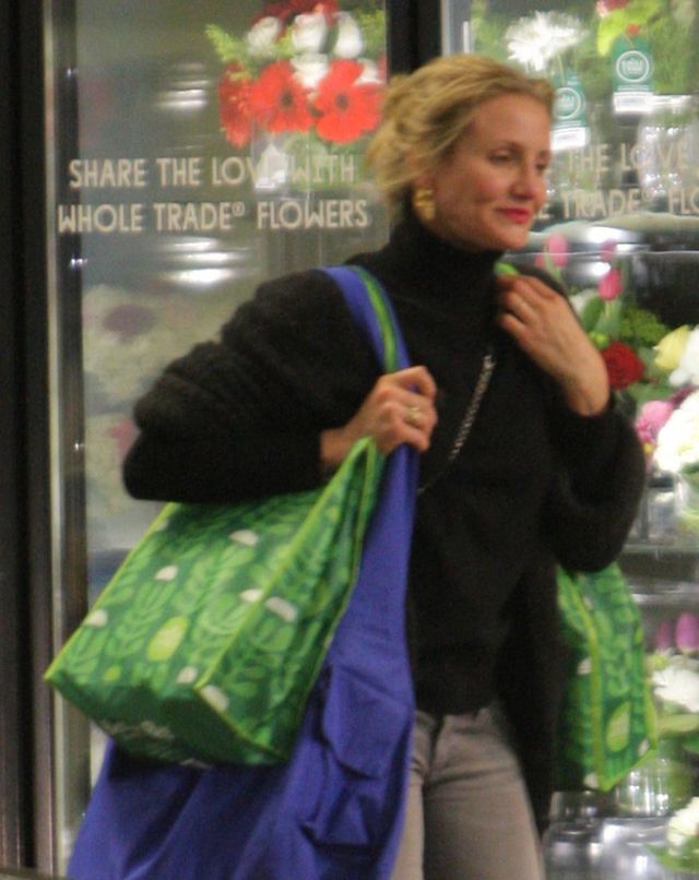 Cameron Diaz w wielkim skupieniu wybiera...