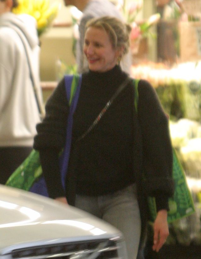 Cameron Diaz w wielkim skupieniu wybiera...