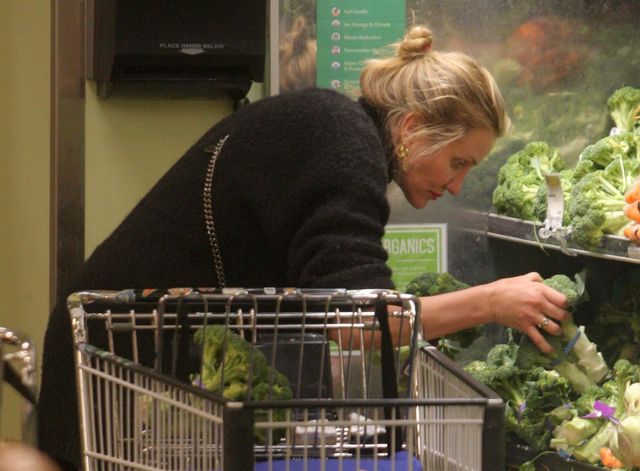 Cameron Diaz w wielkim skupieniu wybiera...