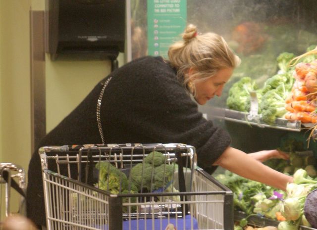 Cameron Diaz w wielkim skupieniu wybiera...