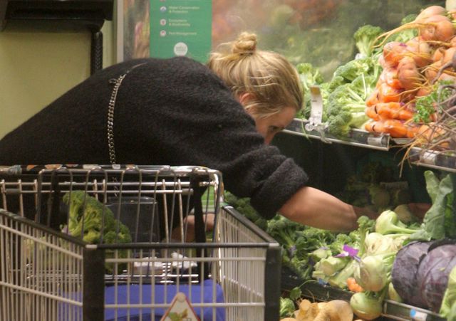 Cameron Diaz w wielkim skupieniu wybiera...