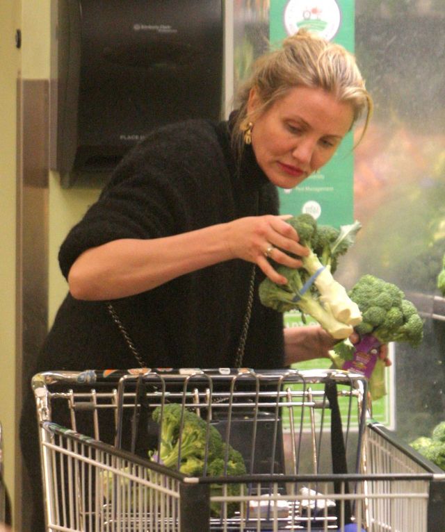 Cameron Diaz w wielkim skupieniu wybiera...