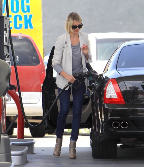 Cameron Diaz wypina pupę na okładce (FOTO)