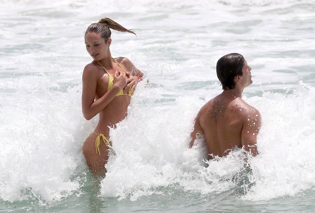 Candice Swanepoel walczy z falą