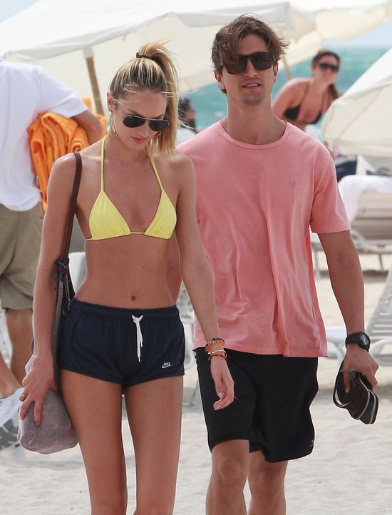 Candice Swanepoel walczy z falą