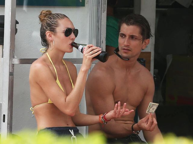 Candice Swanepoel walczy z falą