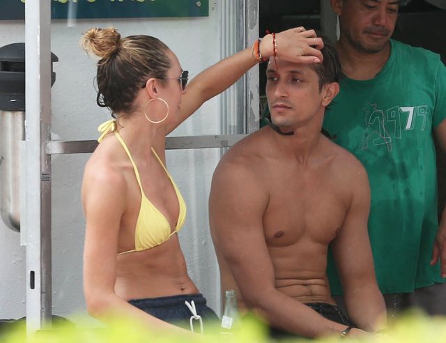 Candice Swanepoel walczy z falą