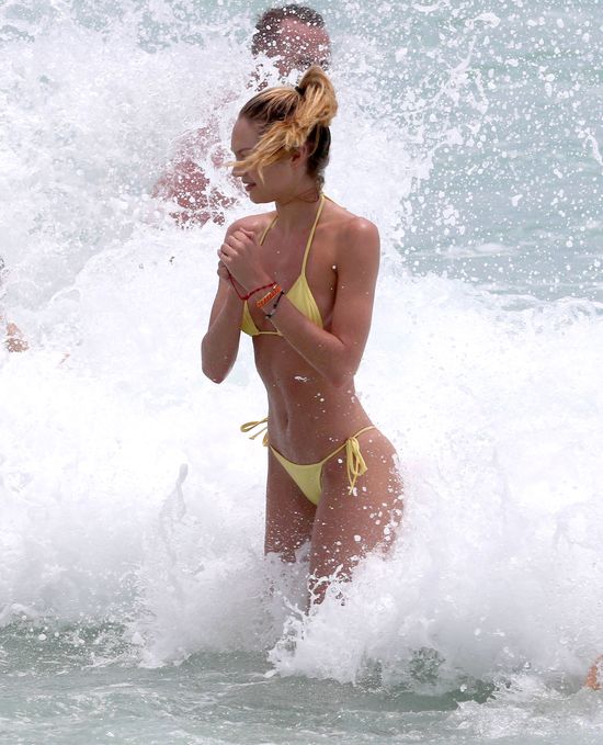 Candice Swanepoel walczy z falą