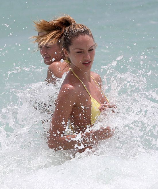 Candice Swanepoel walczy z falą