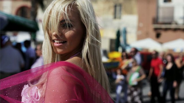 Seksowna Candy Girl w nowym teledysku Crazy (FOTO)