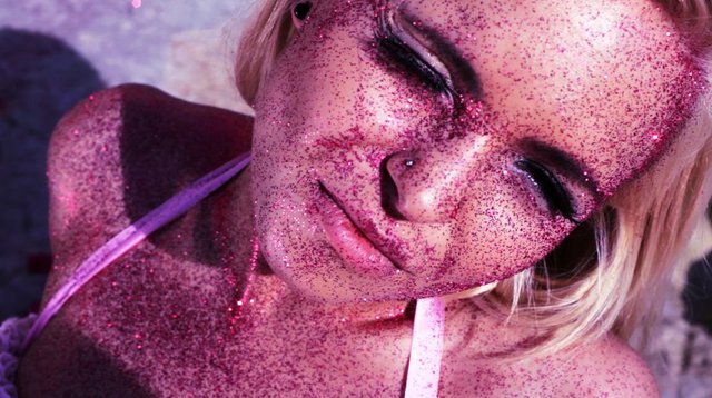 Seksowna Candy Girl w nowym teledysku Crazy (FOTO)