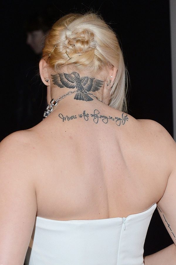 Kto wytatuował sobie orła na szyi? (FOTO)