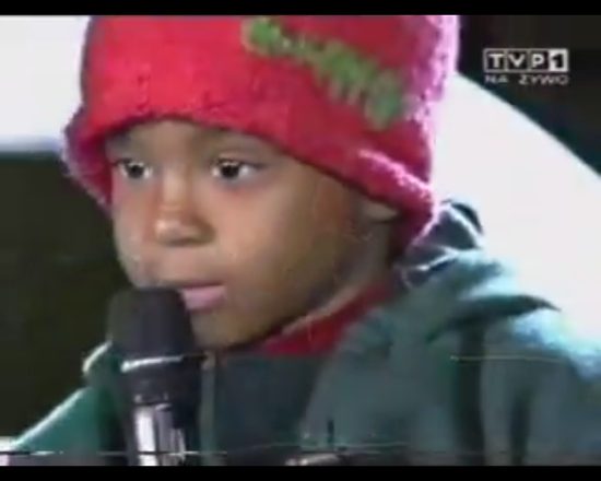 5-letnia Bobbi Kristina z mamą na scenie w Sopocie [VIDEO]