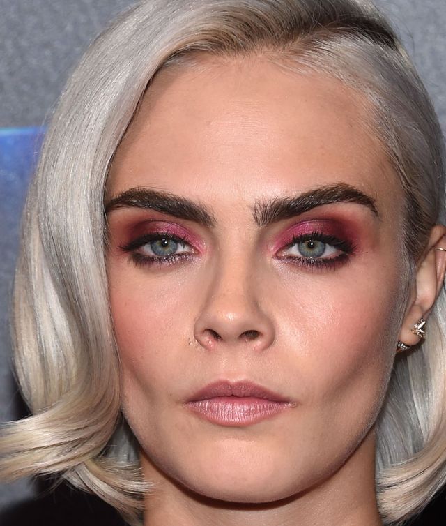 Jeden DETAL na tym zdjęciu sugeruje, że Cara Delevinge ma PROBLEMY  ze zdrowiem