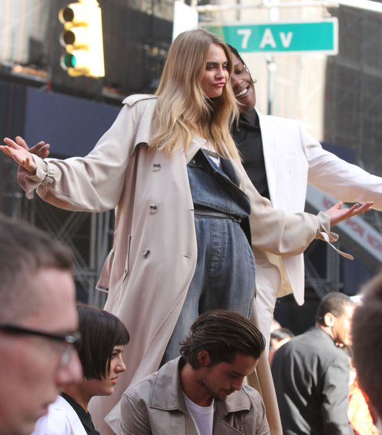 Cara Delevinge zrobiła zamieszanie na Mantattanie (FOTO) Cara Delevinge zrobiła zamieszanie na Mantattanie (FOTO)