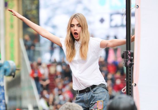 Cara Delevinge zrobiła zamieszanie na Mantattanie (FOTO) Cara Delevinge zrobiła zamieszanie na Mantattanie (FOTO)