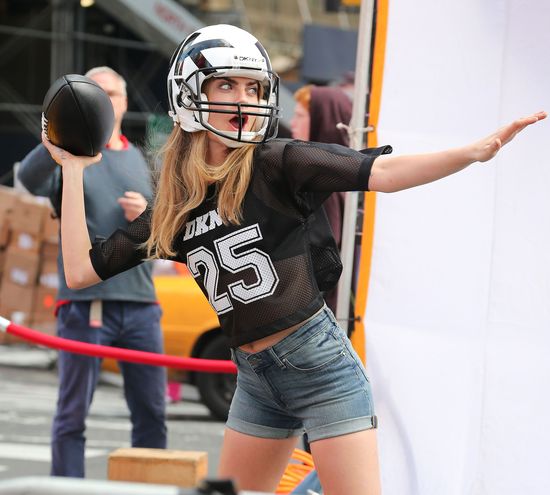 Cara Delevinge zrobiła zamieszanie na Mantattanie (FOTO) Cara Delevinge zrobiła zamieszanie na Mantattanie (FOTO)