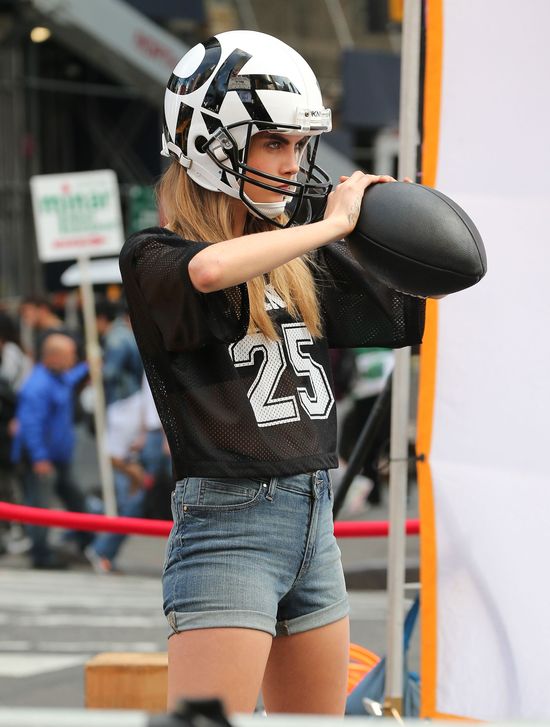 Cara Delevinge zrobiła zamieszanie na Mantattanie (FOTO) Cara Delevinge zrobiła zamieszanie na Mantattanie (FOTO)