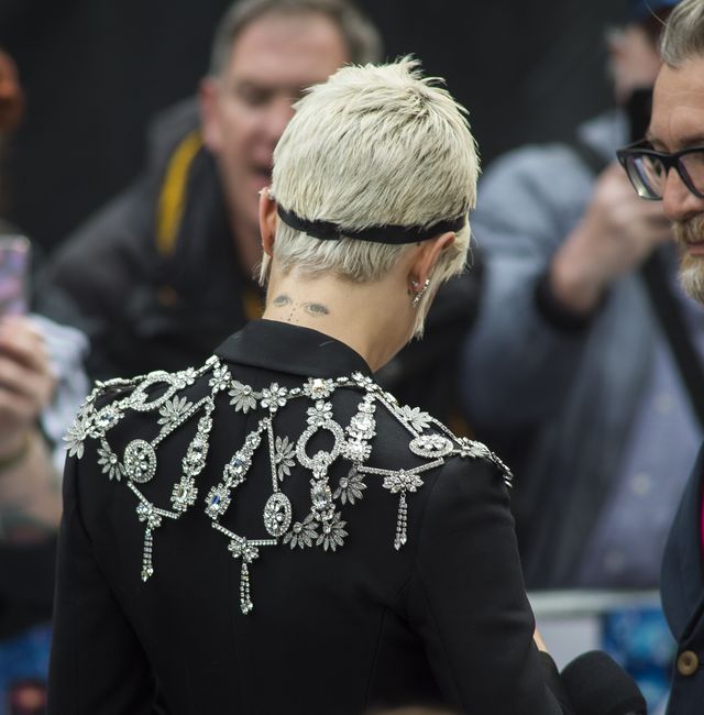 BOSKI MEM - Cara Delevingne patrzy na wielki biust Rihanny (ZDJĘCIA)