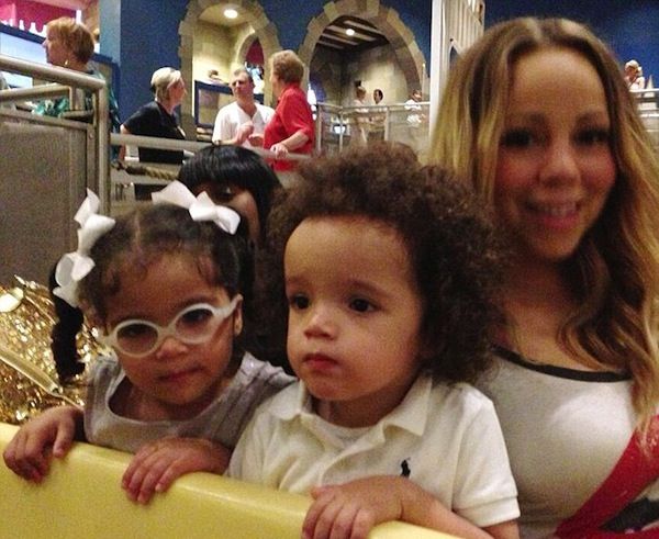 Kim są rodzice tych uroczych bliźniaków?