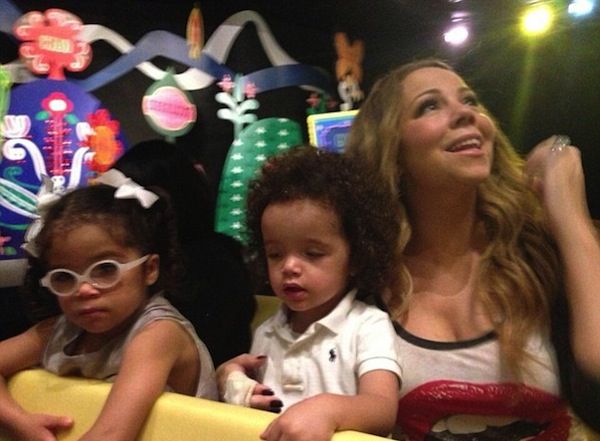 Kim są rodzice tych uroczych bliźniaków?