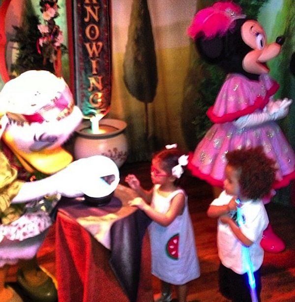 Kim są rodzice tych uroczych bliźniaków?