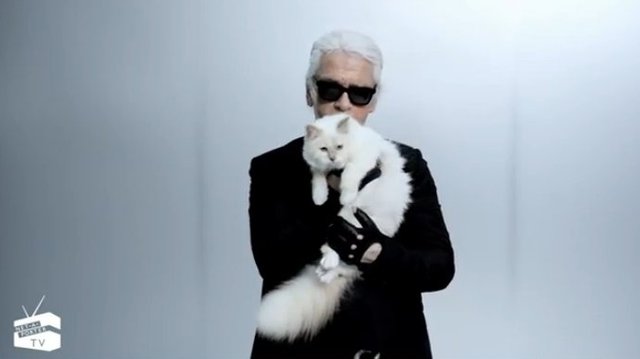 Karl Lagerfeld całuje swoją Choupette (FOTO)