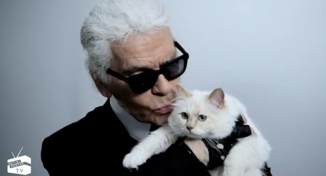Karl Lagerfeld całuje swoją Choupette (FOTO)
