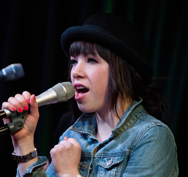 Carly Rae Jepsen na razie wygląda niepozornie, ale... [FOTO]