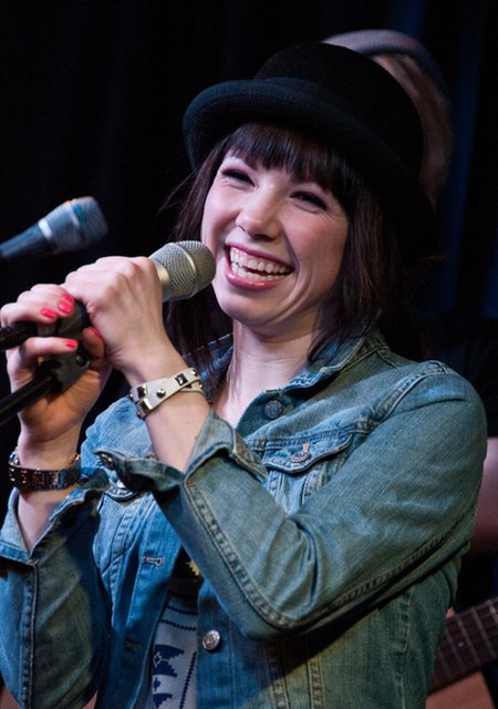 Carly Rae Jepsen na razie wygląda niepozornie, ale... [FOTO]
