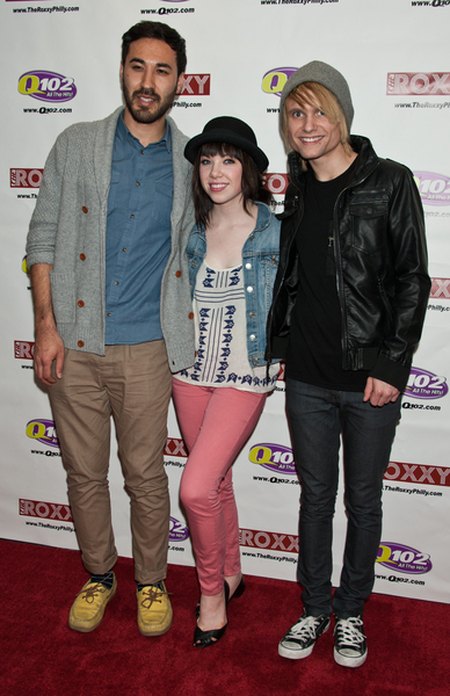 Carly Rae Jepsen na razie wygląda niepozornie, ale... [FOTO]