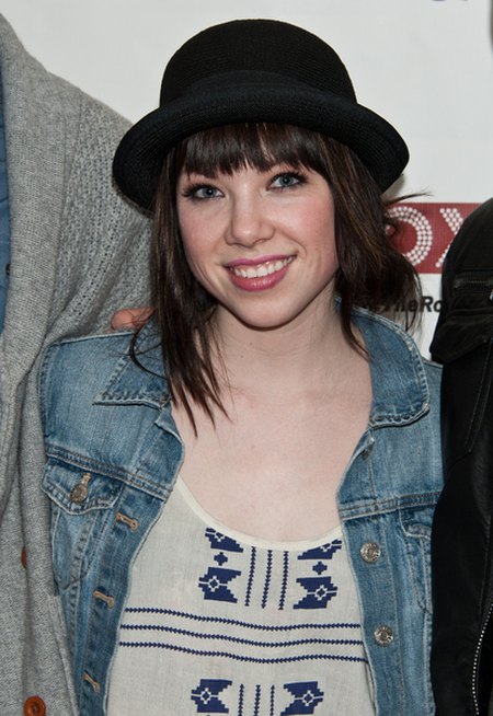 Carly Rae Jepsen na razie wygląda niepozornie, ale... [FOTO]