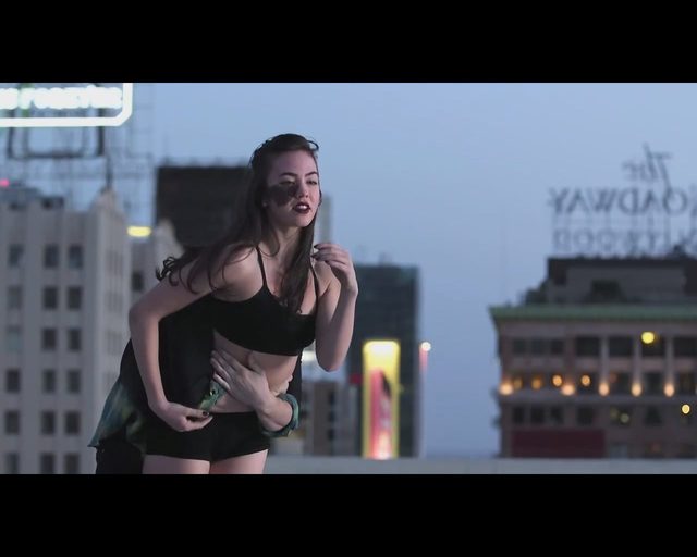 Tancerka ze znamieniem na twarzy nie podda się operacji Tancerka ze znamieniem na twarzy nie podda się operacji