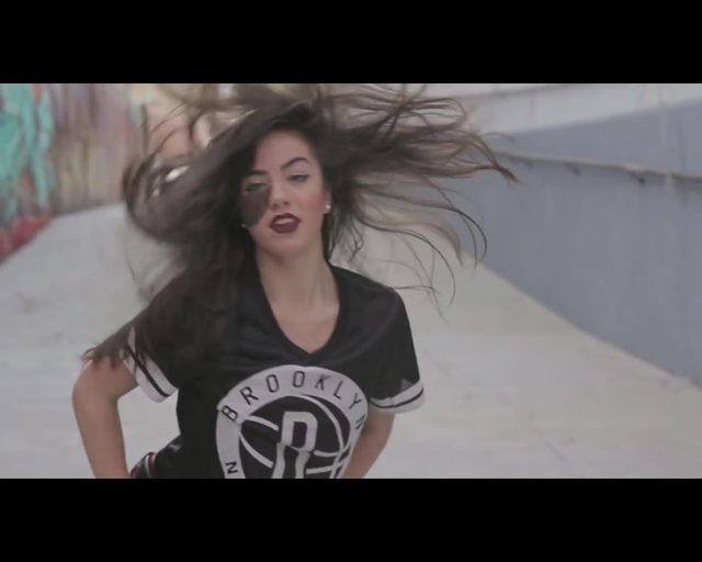 Tancerka ze znamieniem na twarzy nie podda się operacji Tancerka ze znamieniem na twarzy nie podda się operacji