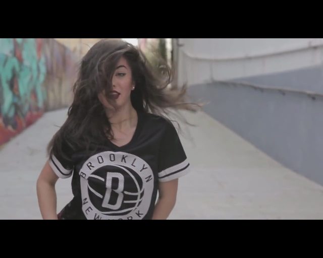 Tancerka ze znamieniem na twarzy nie podda się operacji Tancerka ze znamieniem na twarzy nie podda się operacji