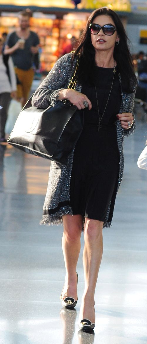 Szykowna mama Catherine Zeta Jones (FOTO)