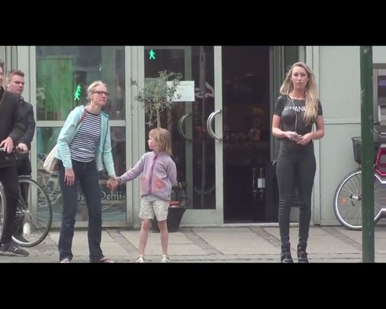 Wyszła na ulicę bez koszulki [VIDEO]