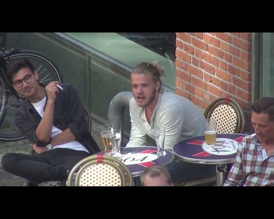 Wyszła na ulicę bez koszulki [VIDEO]