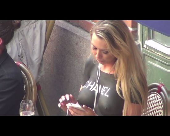 Wyszła na ulicę bez koszulki [VIDEO]