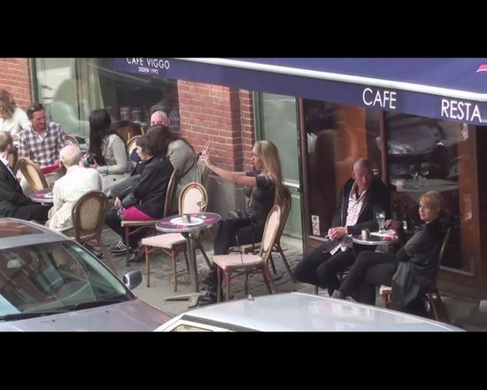 Wyszła na ulicę bez koszulki [VIDEO]