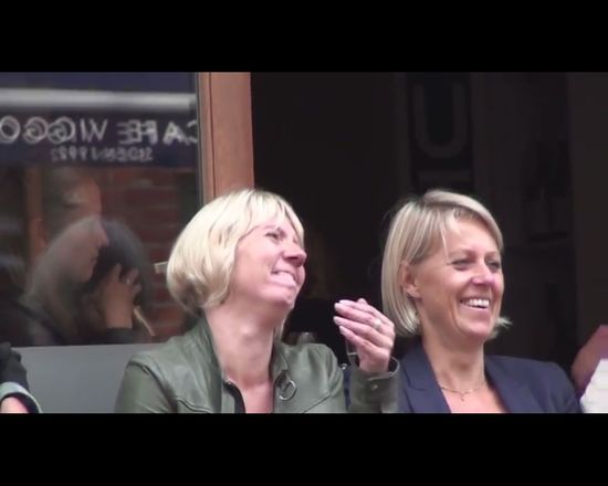 Wyszła na ulicę bez koszulki [VIDEO]